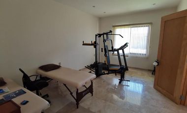 HERMOSA CASA CON ACABADOS EN MARMOL, CON BUNGALOW ANEXO
