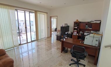 HERMOSA CASA CON ACABADOS EN MARMOL, CON BUNGALOW ANEXO