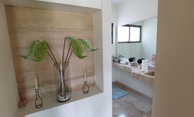 HERMOSA CASA CON ACABADOS EN MARMOL, CON BUNGALOW ANEXO
