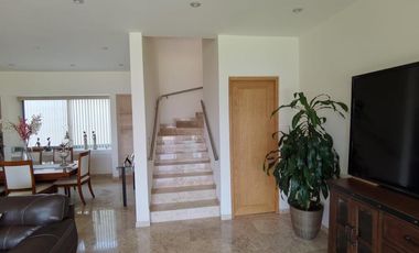 HERMOSA CASA CON ACABADOS EN MARMOL, CON BUNGALOW ANEXO