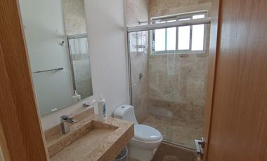 HERMOSA CASA CON ACABADOS EN MARMOL, CON BUNGALOW ANEXO