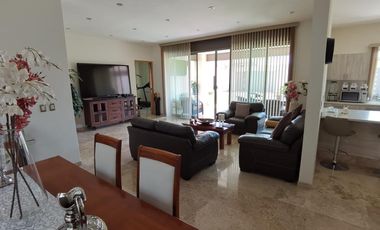 HERMOSA CASA CON ACABADOS EN MARMOL, CON BUNGALOW ANEXO