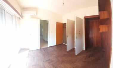 Venta de Casa Quinta en Paso del Rey Centro, calle Paganelli 258