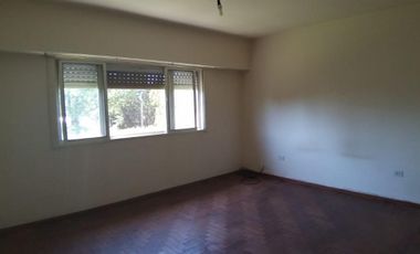 Venta de Casa Quinta en Paso del Rey Centro, calle Paganelli 258