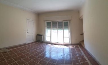 Venta de Casa Quinta en Paso del Rey Centro, calle Paganelli 258