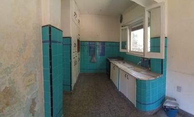 Venta de Casa Quinta en Paso del Rey Centro, calle Paganelli 258