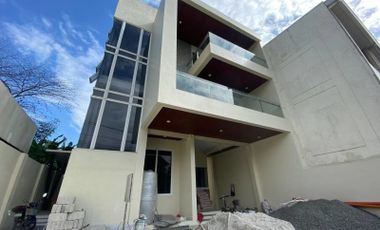 6 Bedrooms HOUSE and LOT FOR SALE in AFPOVAI, Taguig City