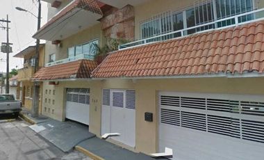 Departamento de 3 recámaras con alberca cerca de Plaza Américas