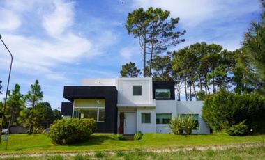 Casa en venta en Pinamar, Costa atlantica con Jardin, pileta de 3 dormitorios