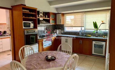 Venta casa tipo chalet permuta, 4 amb, 4 baños uno en suite, garaje 3 autos