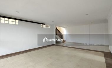Rumah Mewah Dilengkapi Dengan Kolam Renang Pribadi di Sentul City