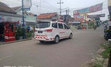Tanah 300 m Bonus Bangunan Pinggir Jalan Raya Kaujon