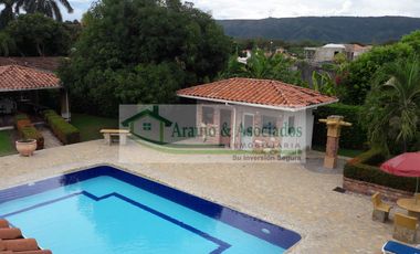 VENDEMOS HERMOSA CASA CAMPESTRE CON PISCINA PRIVADA EN PRESTIGIOSO CONDOMINIO.