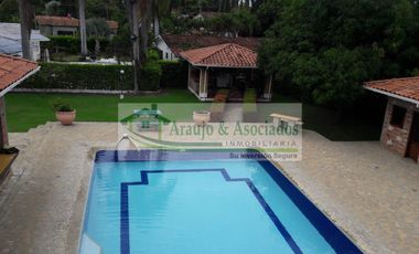 VENDEMOS HERMOSA CASA CAMPESTRE CON PISCINA PRIVADA EN PRESTIGIOSO CONDOMINIO.