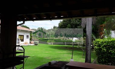 VENDEMOS HERMOSA CASA CAMPESTRE CON PISCINA PRIVADA EN PRESTIGIOSO CONDOMINIO.