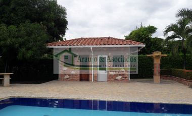 VENDEMOS HERMOSA CASA CAMPESTRE CON PISCINA PRIVADA EN PRESTIGIOSO CONDOMINIO.
