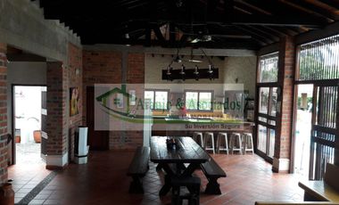 VENDEMOS HERMOSA CASA CAMPESTRE CON PISCINA PRIVADA EN PRESTIGIOSO CONDOMINIO.