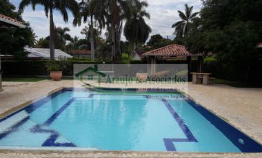 VENDEMOS HERMOSA CASA CAMPESTRE CON PISCINA PRIVADA EN PRESTIGIOSO CONDOMINIO.