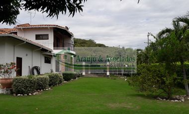 VENDEMOS HERMOSA CASA CAMPESTRE CON PISCINA PRIVADA EN PRESTIGIOSO CONDOMINIO.