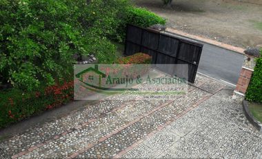 VENDEMOS HERMOSA CASA CAMPESTRE CON PISCINA PRIVADA EN PRESTIGIOSO CONDOMINIO.