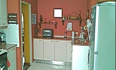 UBICADISIMO! BUEN DUPLEX CON PISCINA FRENTE A PARQUE CHACARILLA Con Inquilino