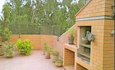 UBICADISIMO! BUEN DUPLEX CON PISCINA FRENTE A PARQUE CHACARILLA Con Inquilino