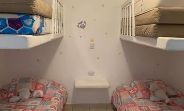 EN VENTA FORMIDABLE CASA DE PLAYA EQUIPADA Y AMOBLADA CON EXCELENTE DISTRIBUCIÓN EN CLUB PUERTO NUEVO (KM 70.5 PANAMERICANA SUR)