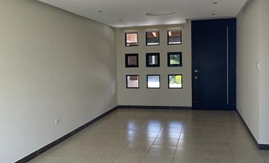 Casa renta Lomas de Angelopolis amplio jardín dos recamaras y terraza cerca Sonata