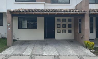 Casa renta Lomas de Angelopolis amplio jardín dos recamaras y terraza cerca Sonata