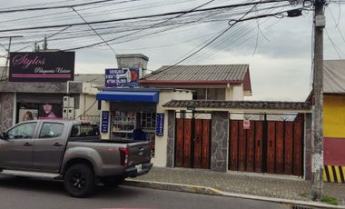 Casa rentera con locales comerciales en venta - Sector San Carlos