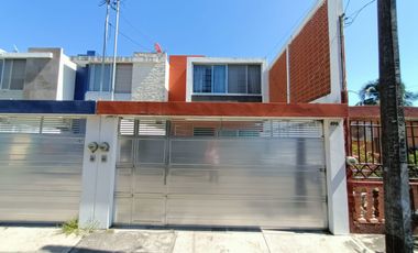 Casa equipada en Col. Carranza, cerca de avenida principal