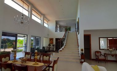 VENDO HERMOSA CASA DE LUJO ESTILO CALIFORNIANO COMPLETAMENTE AMOBLADA