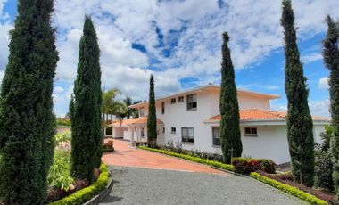 VENDO HERMOSA CASA DE LUJO ESTILO CALIFORNIANO COMPLETAMENTE AMOBLADA