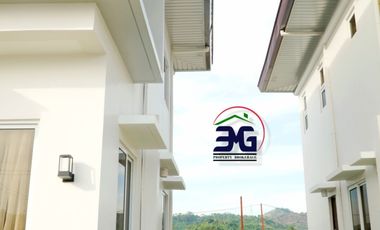 4 Bedroom Medium Sized Home in Hausland Subic Along the National Road