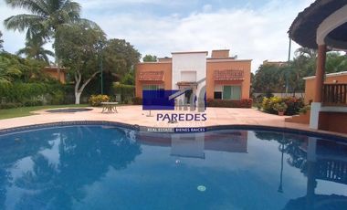 En venta Casa en campo de golf en Ixtapa 7 recámaras amplio jardin alberca y jaccuzy