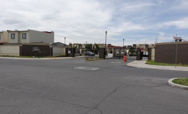 Casa en PRIVADA con vigilancia y ALBERCA