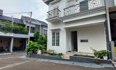 Rumah baru design classic dalam cluster di Ciracas Jakarta Timur