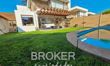 BROKER VENDE HERMOSA CASA EN REÑACA 5D+4B