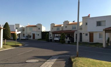Casa en venta con excedente de terreno en Villas del Castaño