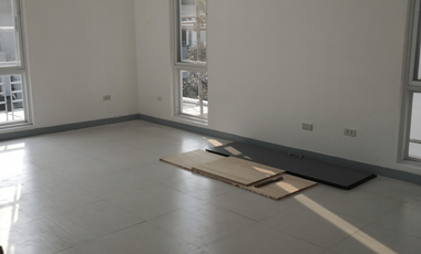 4BR HOUSE AND LOT FOR SALE IN MERVILLE