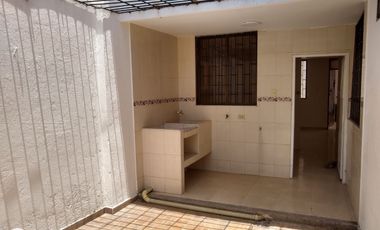 ESDIFICIO CON DOS LOCALES COMERCIALES Y TRES APARTAMENTOS.