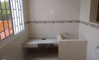 ESDIFICIO CON DOS LOCALES COMERCIALES Y TRES APARTAMENTOS.