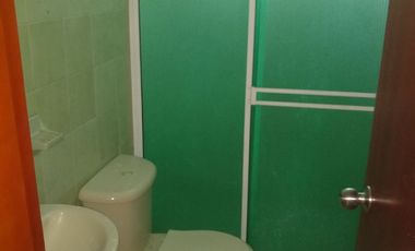 ESDIFICIO CON DOS LOCALES COMERCIALES Y TRES APARTAMENTOS.