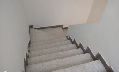 ESDIFICIO CON DOS LOCALES COMERCIALES Y TRES APARTAMENTOS.