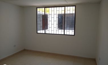 ESDIFICIO CON DOS LOCALES COMERCIALES Y TRES APARTAMENTOS.