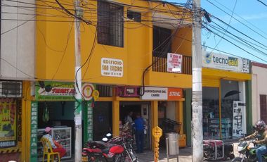 ESDIFICIO CON DOS LOCALES COMERCIALES Y TRES APARTAMENTOS.