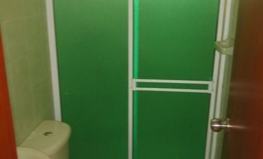 ESDIFICIO CON DOS LOCALES COMERCIALES Y TRES APARTAMENTOS.