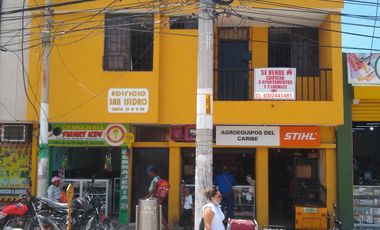 ESDIFICIO CON DOS LOCALES COMERCIALES Y TRES APARTAMENTOS.