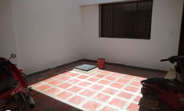 ESDIFICIO CON DOS LOCALES COMERCIALES Y TRES APARTAMENTOS.