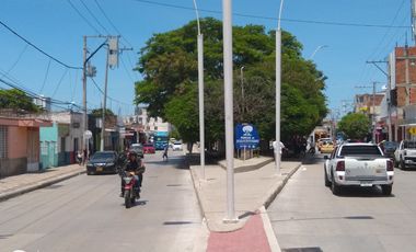 ESDIFICIO CON DOS LOCALES COMERCIALES Y TRES APARTAMENTOS.